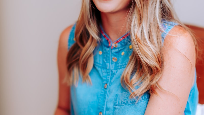 2026世界杯小组赛精彩对决直播画面：球员在绿茵场上激烈拼抢